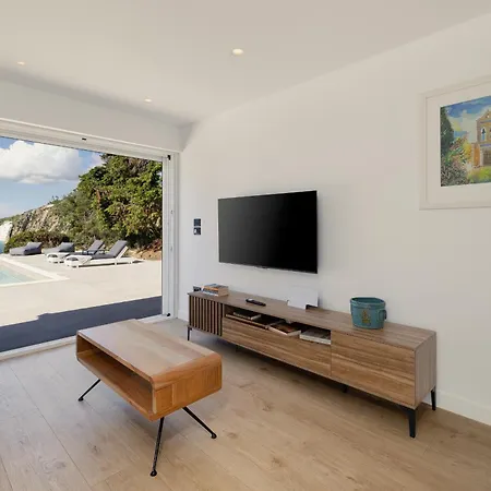 Olyan Seaside Villa *